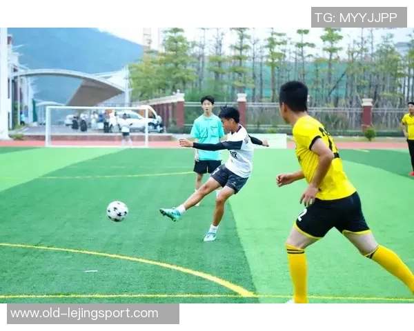 激励与团结的力量在足球比赛中绽放青春激情与梦想的碰撞